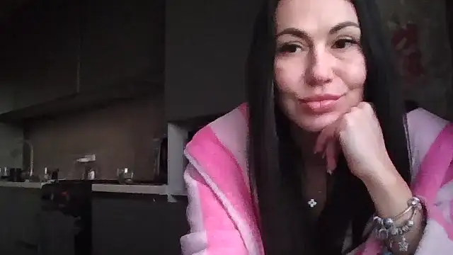 Snapshot of JulianaGold1 chatting on 03.05.25 JulianaGold1 online show from 03.05.25