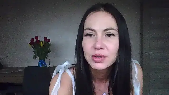 Snapshot of JulianaGold1 chatting on 03.05.25 JulianaGold1 online show from 03.05.25