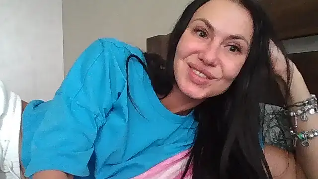 Snapshot of JulianaGold1 chatting on 03.10.25 JulianaGold1 online show from 03.10.25