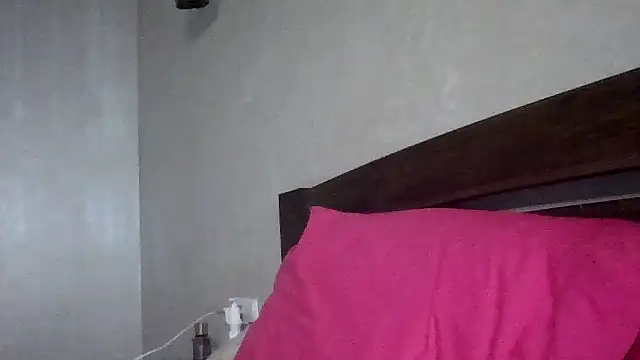 Snapshot of JulianaGold1 chatting on 09.17.25 JulianaGold1 online show from 09.17.25