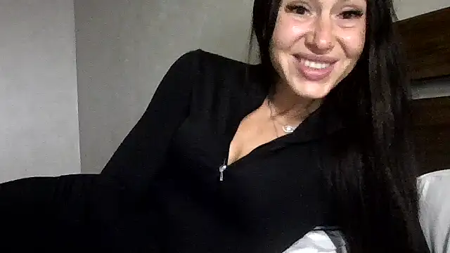 Snapshot of JulianaGold1 chatting on 10.10.25 JulianaGold1 online show from 10.10.25