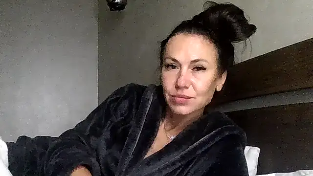 Snapshot of JulianaGold1 chatting on 10.12.25 JulianaGold1 online show from 10.12.25