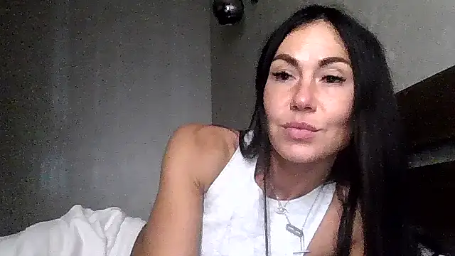 Snapshot of JulianaGold1 chatting on 10.18.25 JulianaGold1 online show from 10.18.25