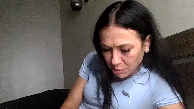 Snapshot of JulianaGold1 chatting on 10.21.25 JulianaGold1 online show from 10.21.25