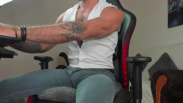 Snapshot of marioslim chatting on 09.25.25 marioslim online show from 09.25.25