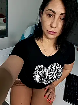 Snapshot of charrlote_love chatting on 05.28.26 charrlote love online show from 05.28.26