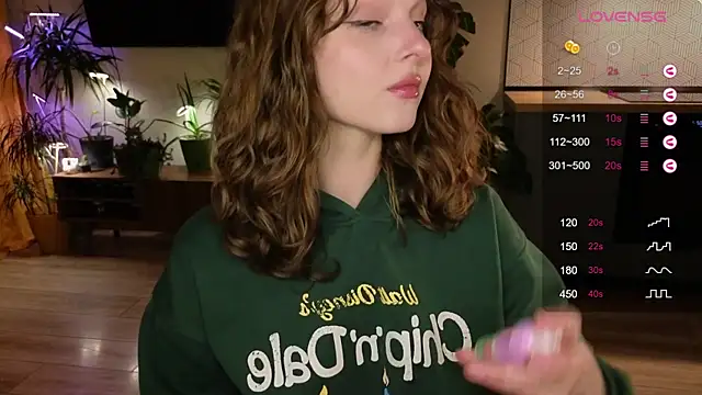 Snapshot of AliceKingsleigh chatting on 02.27.25 AliceKingsleigh online show from 02.27.25