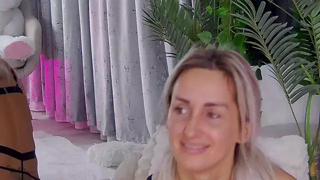 Snapshot of IsabelleEthan chatting on 03.25.26 IsabelleEthan online show from 03.25.26