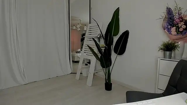 Snapshot of xx_leila chatting on 03.14.25 xx leila online show from 03.14.25