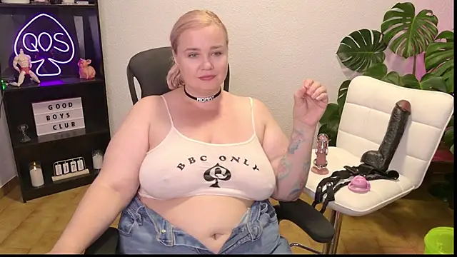 Snapshot of MargotGrey chatting on 06.17.26 MargotGrey online show from 06.17.26