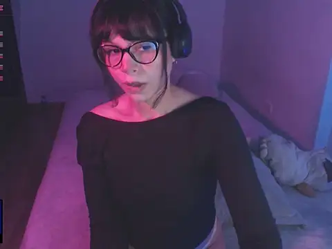Snapshot of alien__show chatting on 05.19.26 alien show online show from 05.19.26