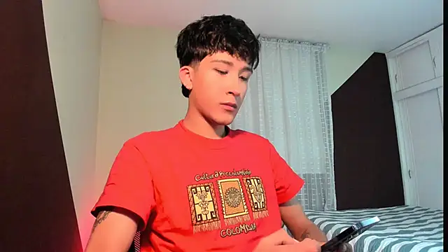 Snapshot of tom_Howard chatting on 06.19.26 tom Howard online show from 06.19.26