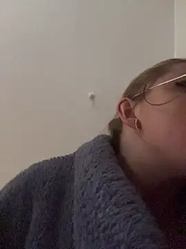 Snapshot of Demure_Whore chatting on 10.27.25 Demure Whore online show from 10.27.25