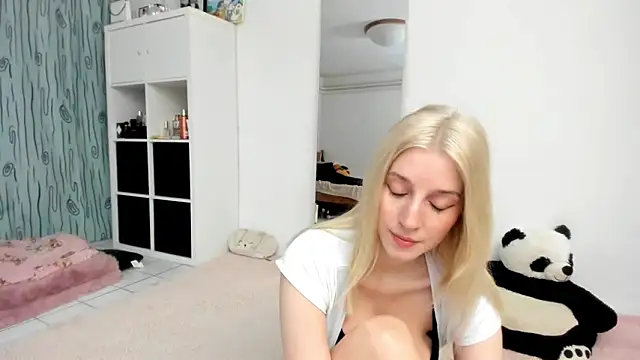 Snapshot of KenzieDawton chatting on 03.13.26 KenzieDawton online show from 03.13.26