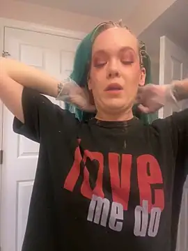 Snapshot of thetinyblue chatting on 03.06.25 thetinyblue online show from 03.06.25