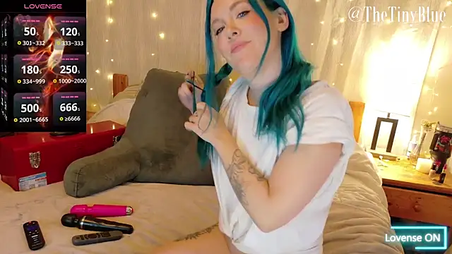 Snapshot of thetinyblue chatting on 10.06.25 thetinyblue online show from 10.06.25