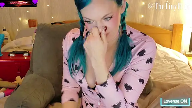 Snapshot of thetinyblue chatting on 10.10.25 thetinyblue online show from 10.10.25