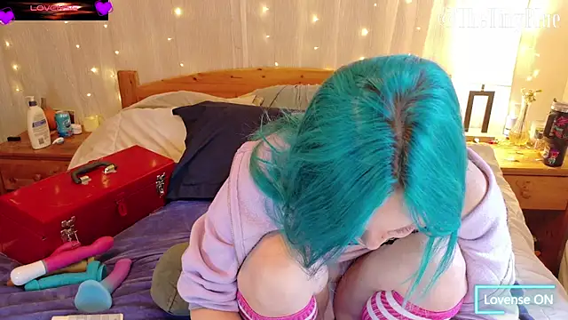 Snapshot of thetinyblue chatting on 11.03.25 thetinyblue online show from 11.03.25