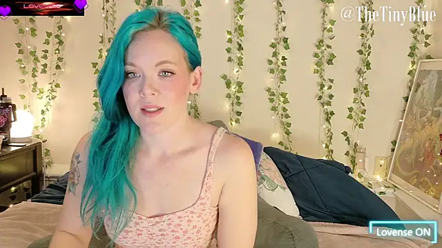 Snapshot of thetinyblue chatting on 11.18.25 thetinyblue online show from 11.18.25