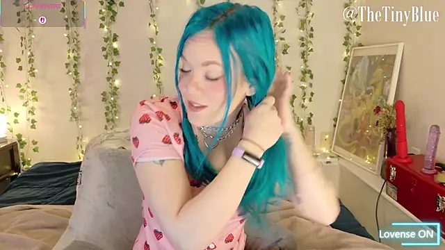 Snapshot of thetinyblue chatting on 01.07.26 thetinyblue online show from 01.07.26