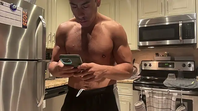 Snapshot of BigGuyMuscle chatting on 03.07.25 BigGuyMuscle online show from 03.07.25