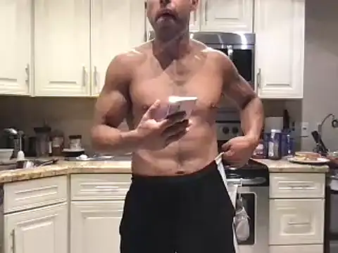 Snapshot of BigGuyMuscle chatting on 03.11.25 BigGuyMuscle online show from 03.11.25