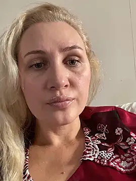 YourBlondee online show from 10.30.25