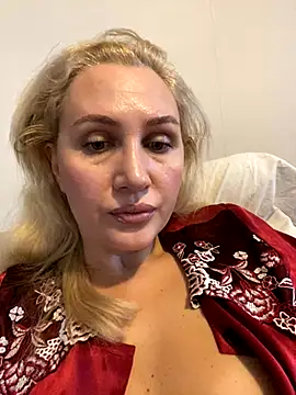 YourBlondee online show from 10.31.25