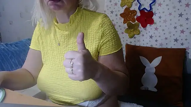 Snapshot of QueenLana chatting on 11.15.25 QueenLana online show from 11.15.25