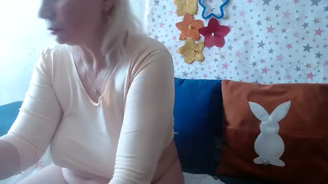 Snapshot of QueenLana chatting on 03.27.26 QueenLana online show from 03.27.26