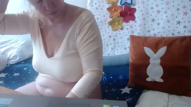 Snapshot of QueenLana chatting on 04.04.26 QueenLana online show from 04.04.26