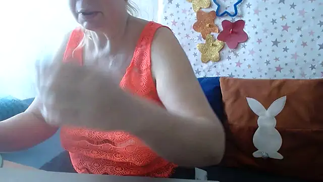 Snapshot of QueenLana chatting on 04.20.26 QueenLana online show from 04.20.26