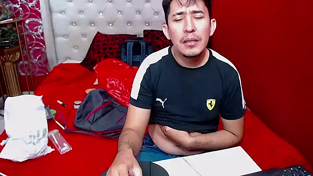 Snapshot of shannentrans chatting on 11.29.25 shannentrans online show from 11.29.25