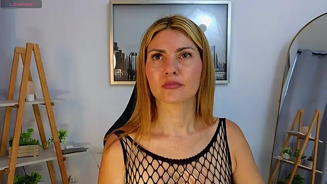 Snapshot of bella__adams chatting on 10.18.25 bella adams online show from 10.18.25