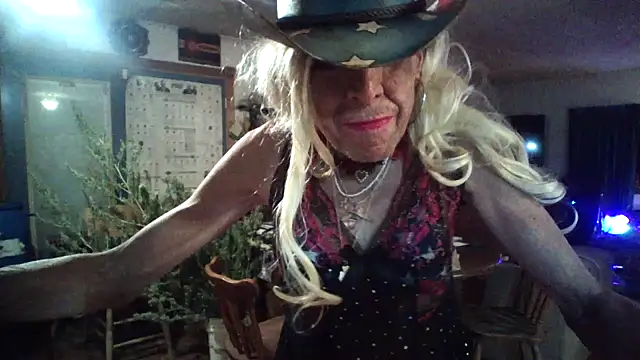 Snapshot of CROSSCOUNTRY1 chatting on 11.16.25 CROSSCOUNTRY1 online show from 11.16.25