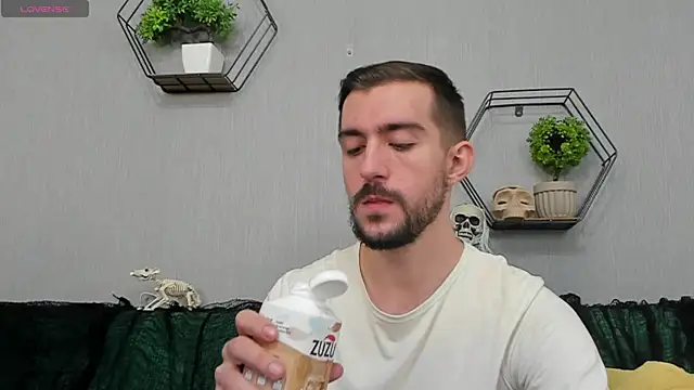 Snapshot of Dylan_Best chatting on 10.13.25 Dylan Best online show from 10.13.25