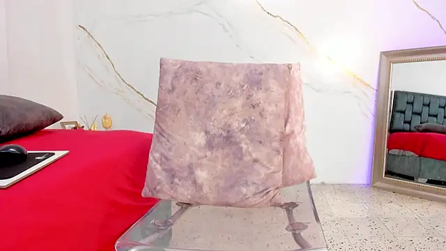 IsiisLovei online show from 12.19.25