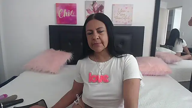 Snapshot of katiehotx chatting on 09.28.25 katiehotx online show from 09.28.25