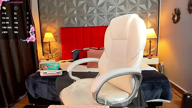 Holly madison  online show from 03.14.25