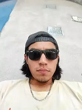 Snapshot of AlexAlejandro13 chatting on 05.22.26 AlexAlejandro13 online show from 05.22.26