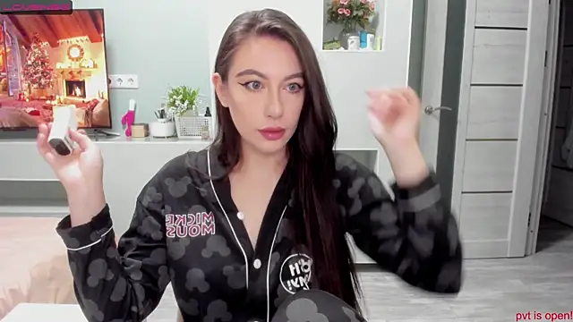 Snapshot of JuliaDiksonX chatting on 12.19.24 JuliaDiksonX online show from 12.19.24