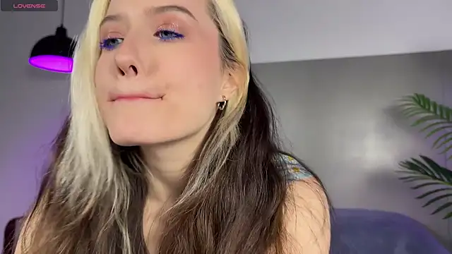 Snapshot of _blowjob_queen chatting on 07.20.26 blowjob queen online show from 07.20.26