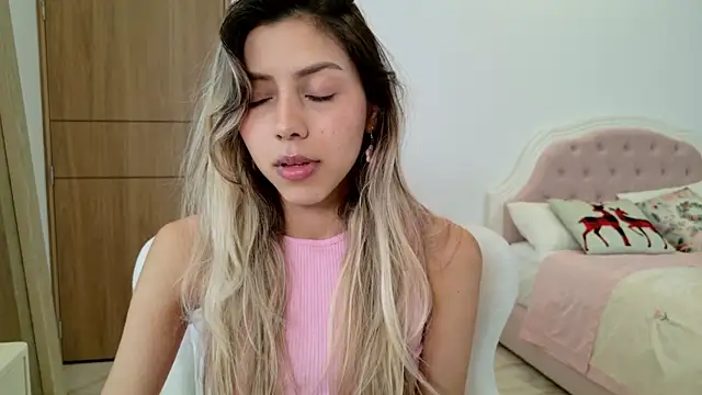 Snapshot of Sensualtease chatting on 01.04.25 Sensualtease online show from 01.04.25