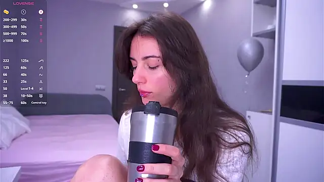 Holla Molly online show from 04.16.26