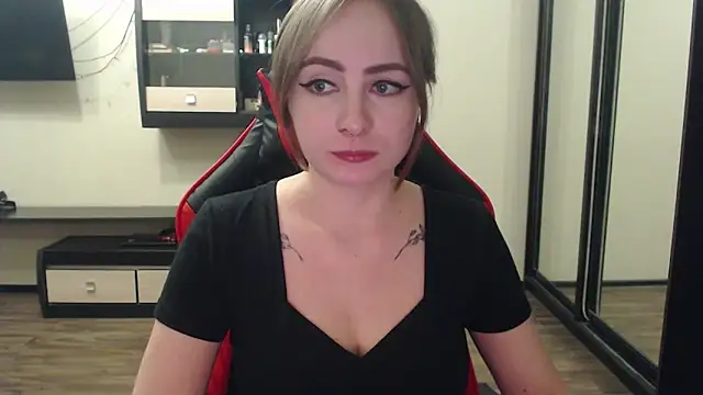 Laralianna online show from 02.23.25