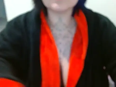 Snapshot of vaholiver chatting on 05.13.26 vaholiver online show from 05.13.26