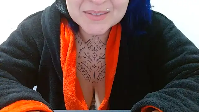 Snapshot of vaholiver chatting on 05.27.26 vaholiver online show from 05.27.26