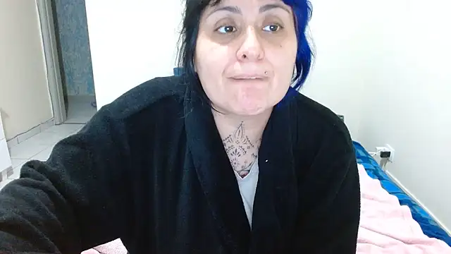 Snapshot of vaholiver chatting on 05.29.26 vaholiver online show from 05.29.26