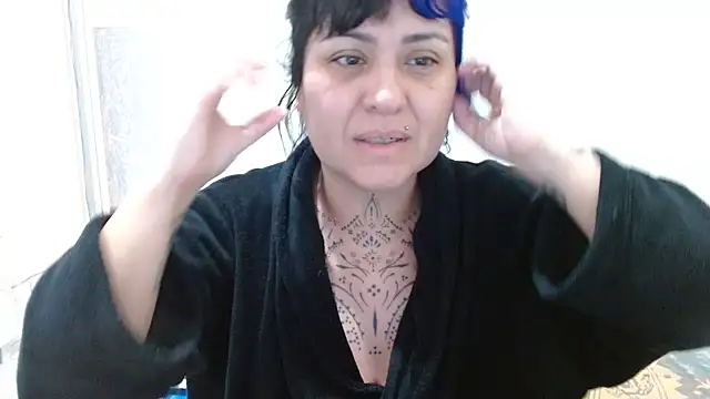 Snapshot of vaholiver chatting on 05.31.26 vaholiver online show from 05.31.26