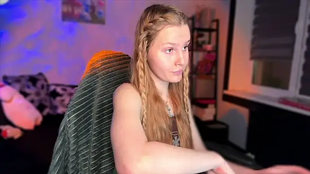 Chanel Gill online show from 12.04.25